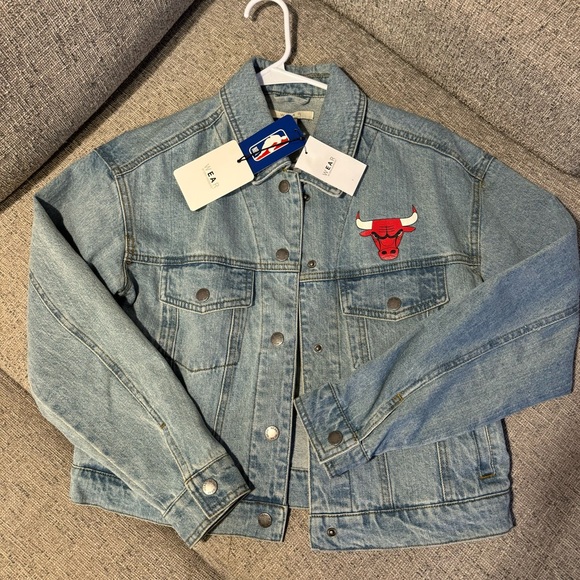 Chicago Bulls WEAR by Erin Andrews Women's Full-Snap Denim Jacket - Picture 1 of 9